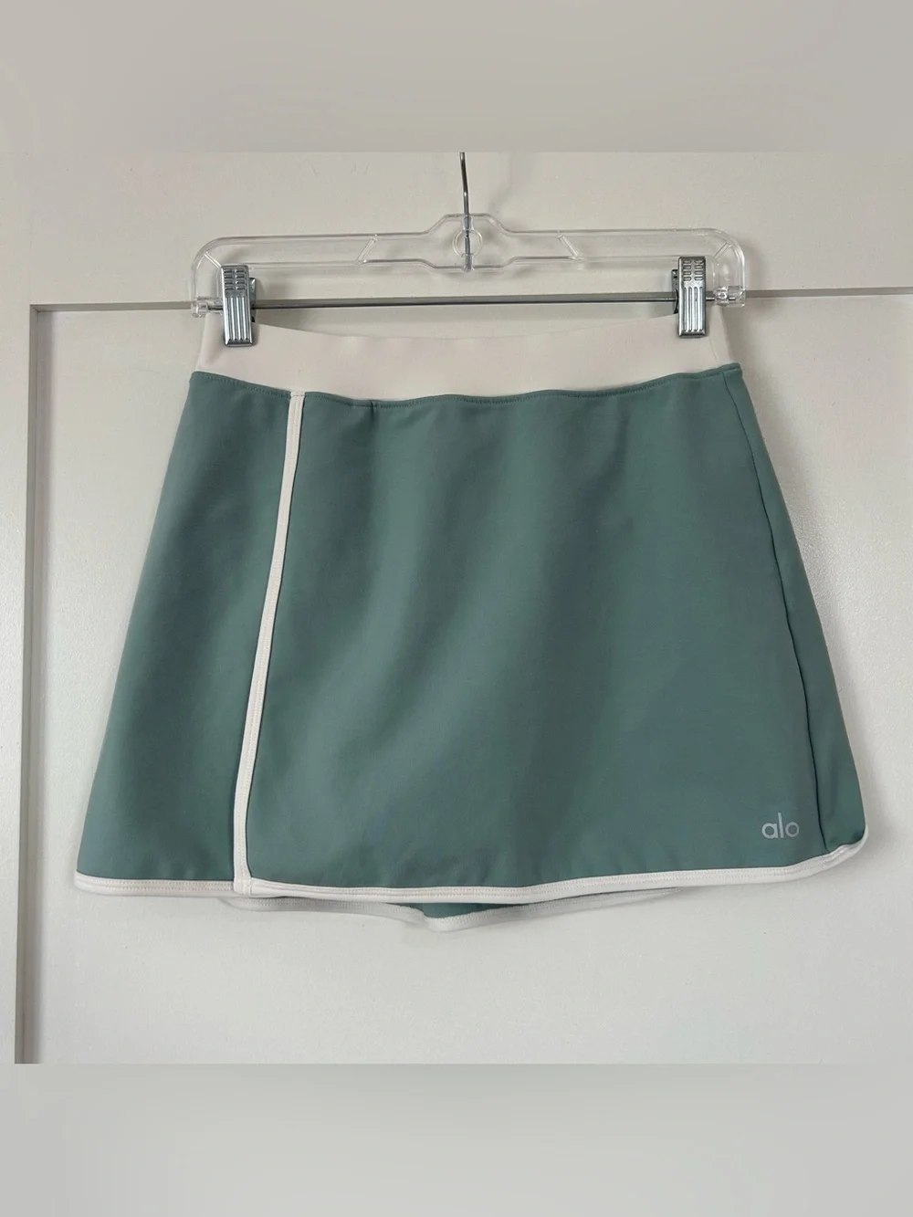 Alo Yoga Airbrush Streamlined Skirt in Botanical Green/Ivory Size Small